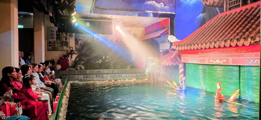 Chương trình múa rối nước "Hoa đất Việt" gây ấn tượng với các đại biểu