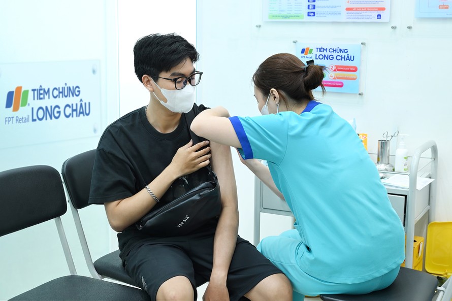 Chuyên gia y tế cho biết, thanh thiếu niên là độ tuổi có nguy cơ cao mắc não mô cầu, do thường sinh hoạt, học tập, vui chơi tại môi trường tập thể.