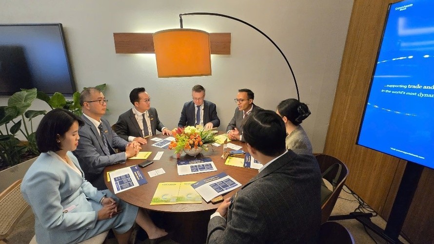 Đại diện Lãnh đạo Nam A Bank làm việc cùng đại diện Ngân hàng Crown Agents Bank.