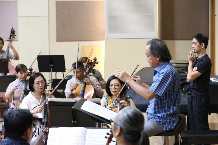 Nhạc trưởng Trần Vương Thạch tập cùng dàn nhạc - Ảnh: HBSO