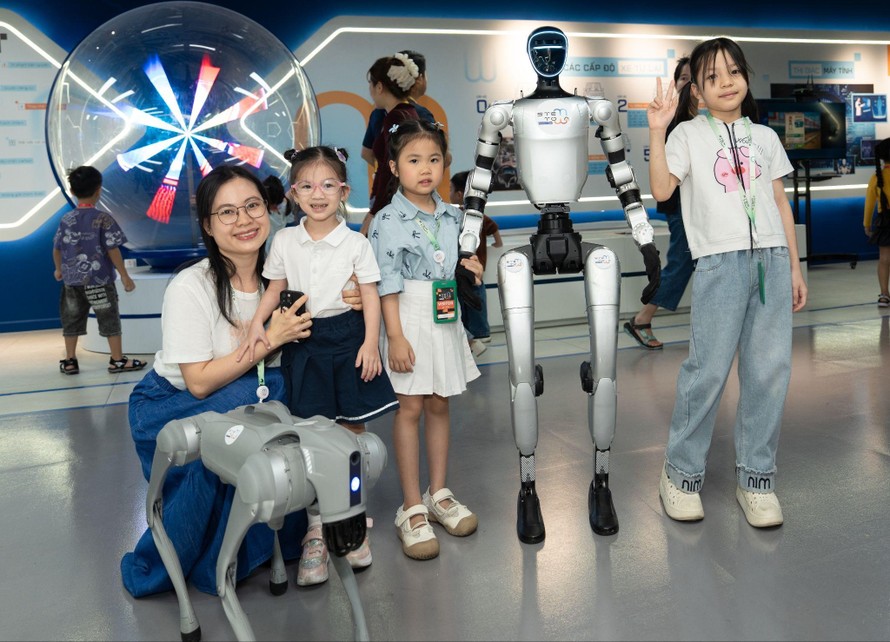 AI & ROBOTICS DAY: Lần đầu tiên robot hình người xuất hiện, “khuấy đảo” và thu hút phụ huynh – học sinh tại STEM TOWN.