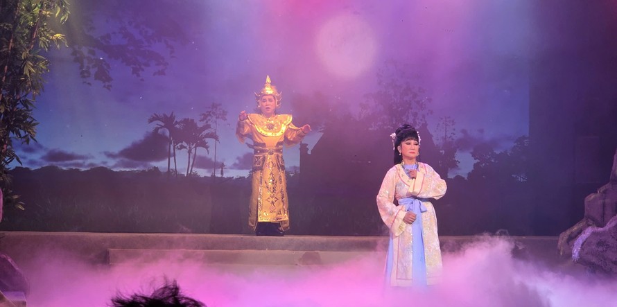 NSƯT Thanh Thanh Tâm và ca sĩ Quang Thành trong ca cảnh "Tự tình quê hương"