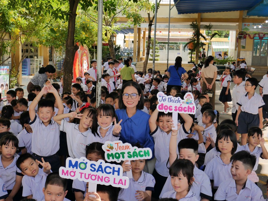 Nhà văn Phương Huyền với các bạn nhỏ Trưởng Tiểu học Phạm Văn Chiêu. Ảnh: Mai Phương