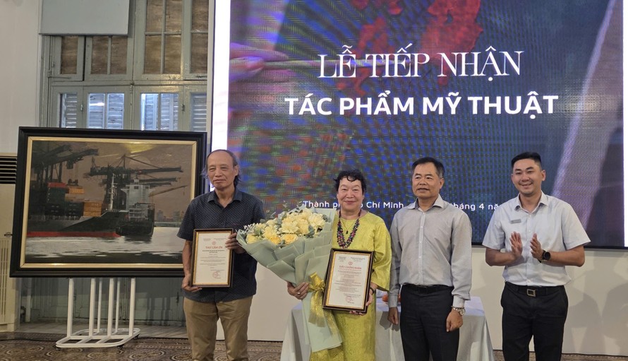 Bảo tàng Mỹ thuật TPHCM trao giấy chứng nhận và tri ân Hội Mỹ thuật Việt Nam. Ảnh: Minh Khang