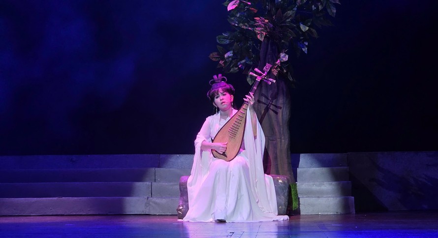 Nữ ca sĩ trẻ TK Trina đầu tư tiền tỷ làm cải lương