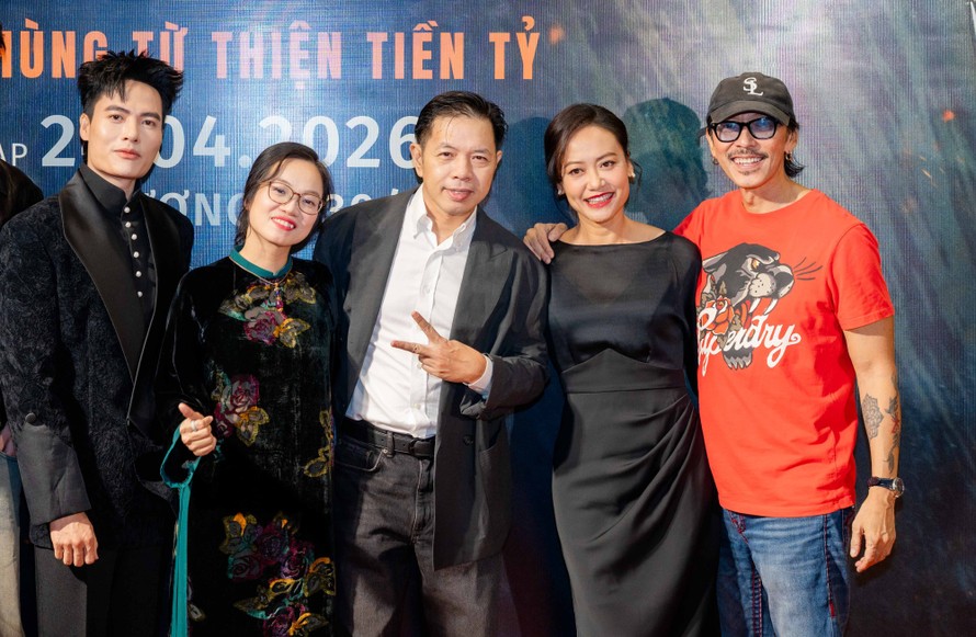 Đoàn phim "Anh Hùng" ra mắt công chúng đêm 21/4