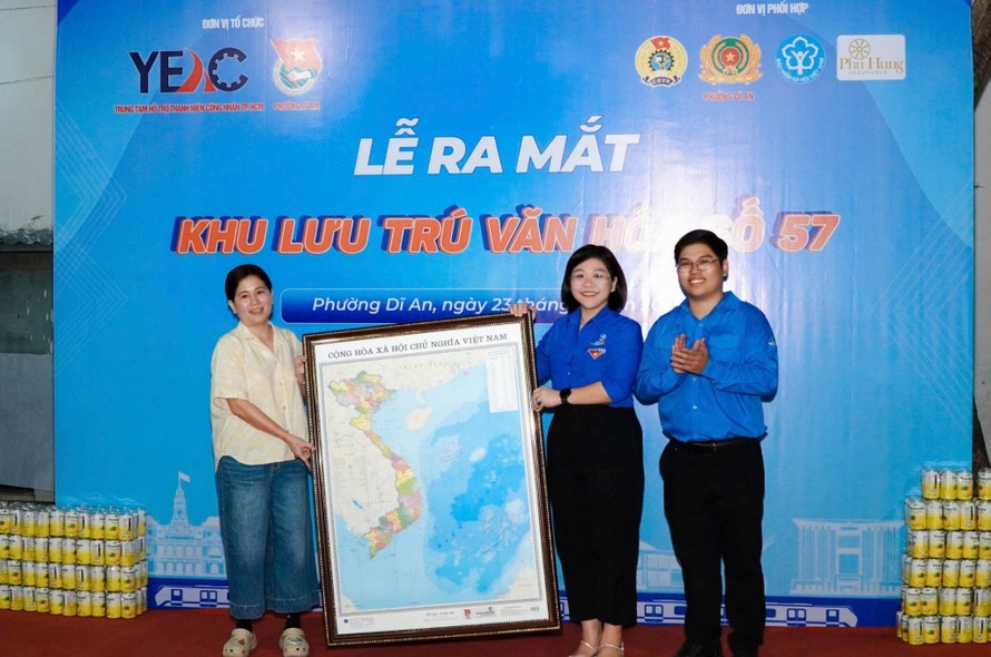 Đoàn phường Dĩ An trao tặng Bản đồ hành chính nước Cộng hòa Xã hội Chủ nghĩa Việt Nam cho khu lưu trú.