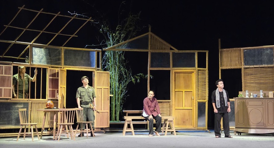 Các nhân vật đầy sức nặng tâm lý của Thanh gươm và bà mẹ.