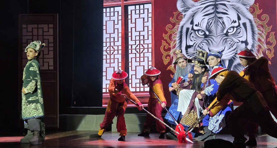 Dấu ấn về công cuộc bài trừ tham nhũng của Tả quân Lê Văn Duyệt, tiêu biểu là việc xét xử Phó tổng trấn Huỳnh Công Lý (tương truyền là cha vợ vua Minh Mạng) đã tạo nên sức hấp dẫn kỳ lạ cho nhân vật Lê Văn Duyệt trên sân khấu.