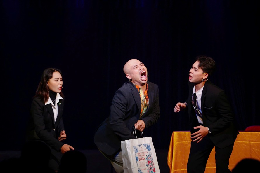 Một cảnh trong đêm diễn chùm hài kịch tại sân khấu Trịnh Kim Chi 