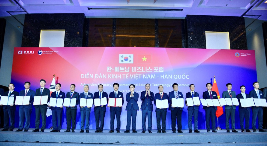 Tổng Giám đốc Agribank Phạm Toàn Vượng (thứ hai từ trái sang) cùng các doanh nghiệp nhận văn bản ký kết hợp tác giữa các doanh nghiệp và tổ chức hai nước