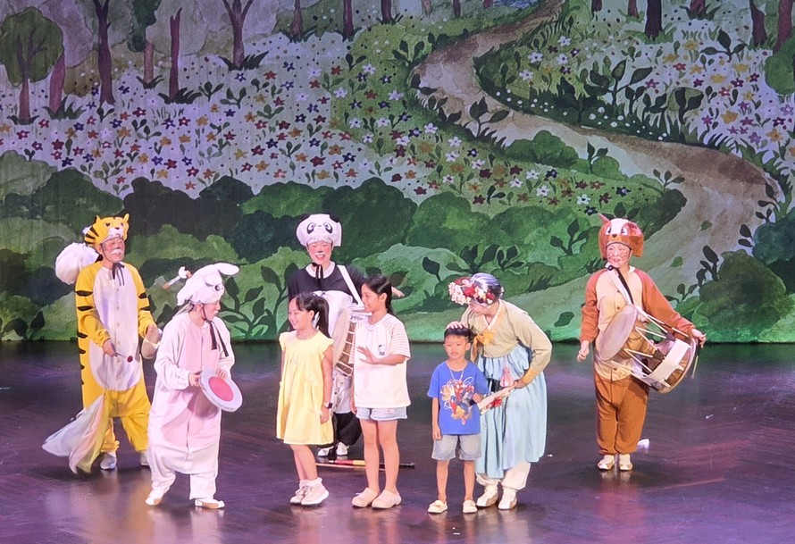 Điểm đặc sắc của vở diễn là tính tương tác rất cao để các em nhỏ hòa cùng vở diễn