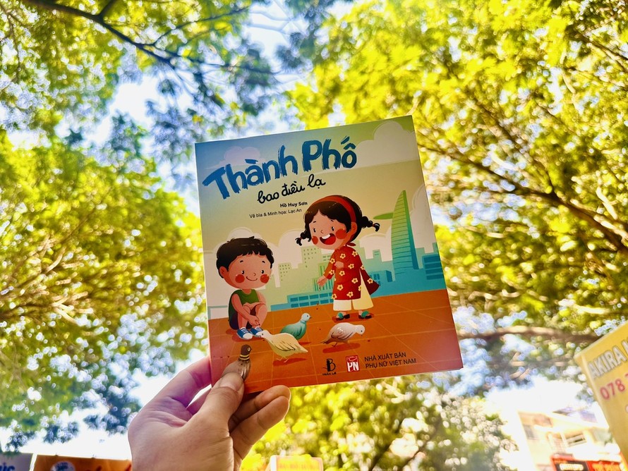 Tập thơ “Thành phố bao điều lạ” của nhà thơ Hồ Huy Sơn