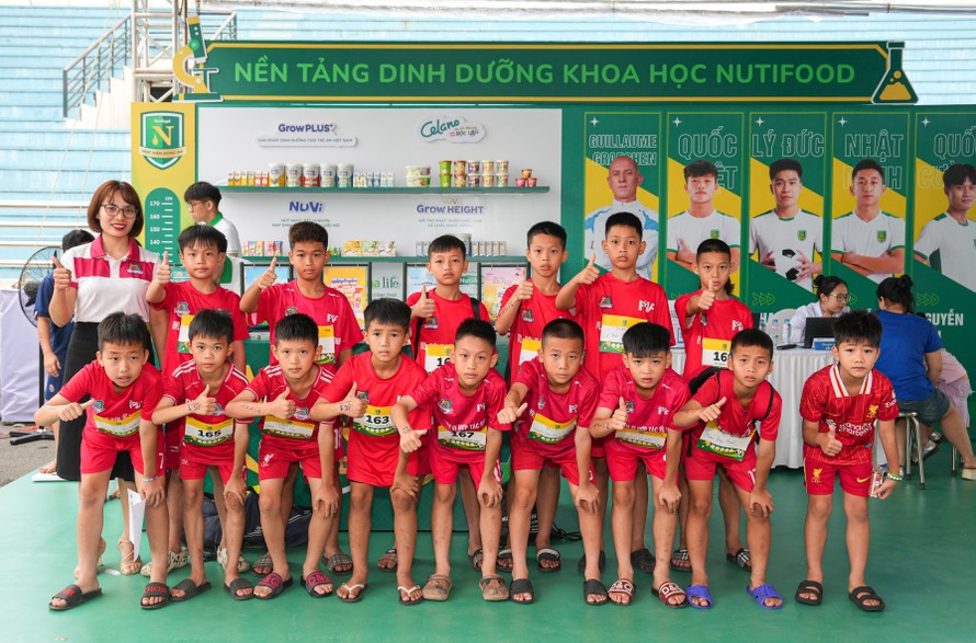  Các cầu thủ nhí tranh thủ check in khu vực Học viện dinh dưỡng