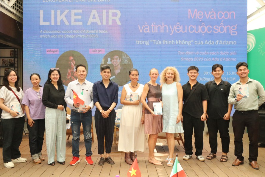 Bà Alessandra Tognonato - Tổng Lãnh sự Ý tại TPHCM cùng nhiều khách mời, bạn đọc tham dự chương trình ra mắt sách Tựa thinh không tại đến Đường Sách TPHCM. Ảnh: Minh Quân