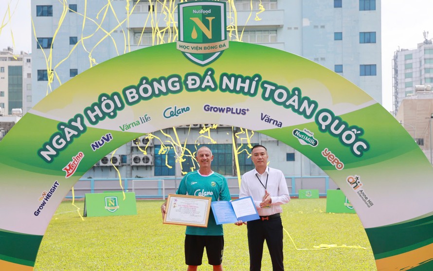 Đại diện VFF, ông Nguyễn Xuân Vũ – Phó Chủ tịch Phụ trách Truyền thông – đã trực tiếp thực hiện nghi thức trao tặng cho thầy Giôm