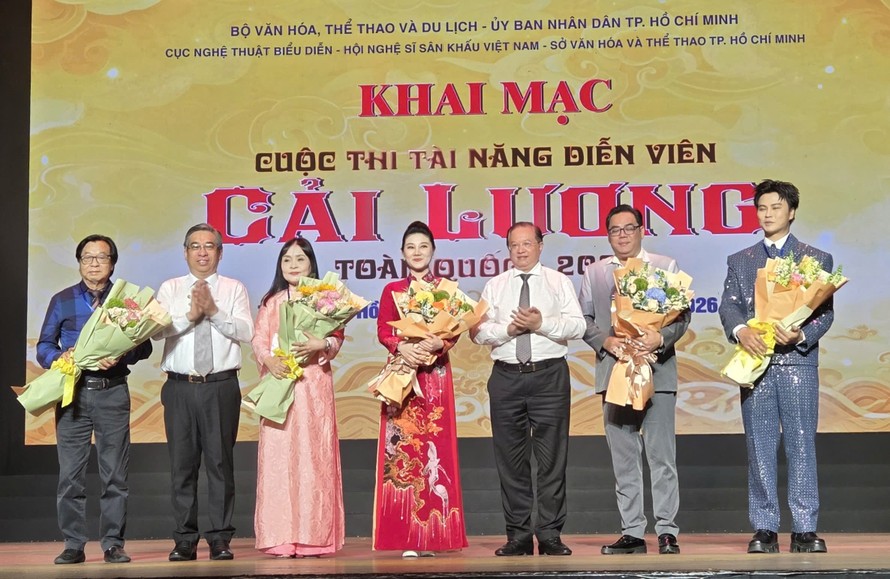 Thứ trưởng Bộ Văn hóa, Thể thao và Du lịch Tạ Quang Đông và Chủ tịch UBMTTQ Việt Nam TPHCM Nguyễn Phước Lộc tặng hoa cho các giám khảo.