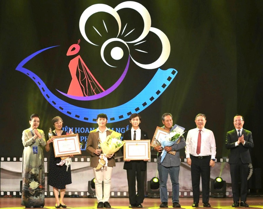 Ban tổ chức trao các giải vàng tại Liên hoan Phim ngắn TPHCM lần I - năm 2023