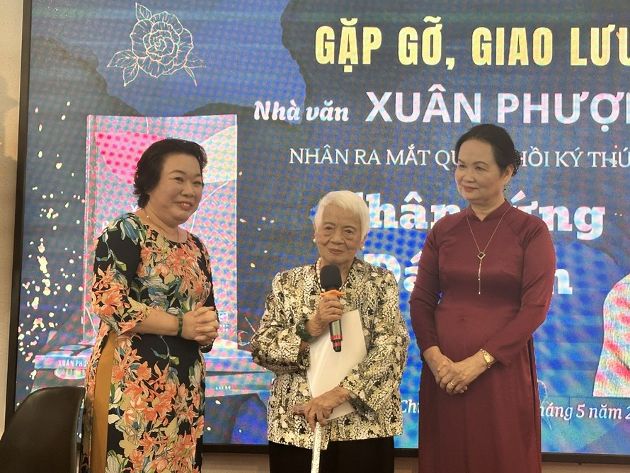 "Nhà văn trẻ" Xuân Phượng tại buổi ra mắt hồi ký "Chân chứng đá mềm"