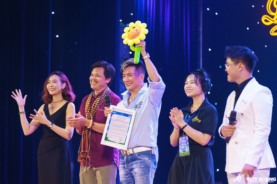 Ca sĩ Đàm Vĩnh Hưng tại đêm diễn văn nghệ "Lặng"