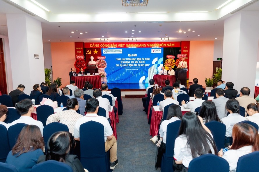 Đông đảo chuyên gia, doanh nghiệp tại tọa đàm khoa học với chủ đề “Pháp luật trong hoạt động tài chính về chuyển nhượng, góp vốn, đầu tư các dự án bất động sản tại Việt Nam”.