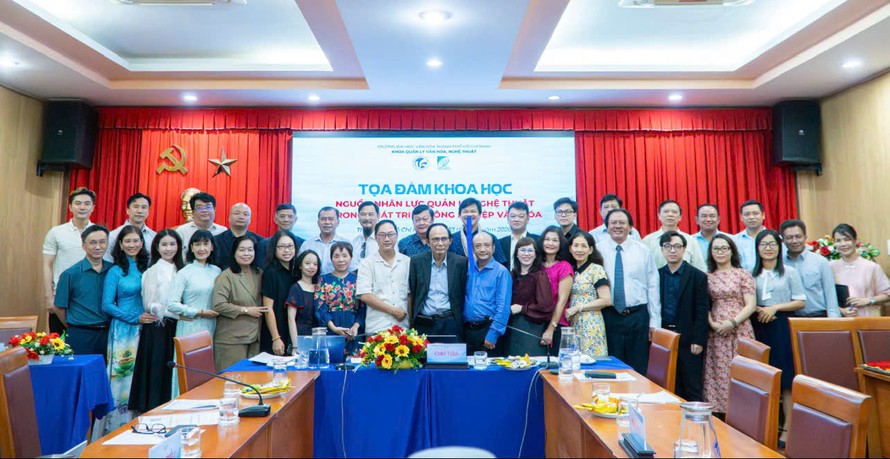 Đại biểu tham gia tọa đàm chụp ảnh lưu niệm 