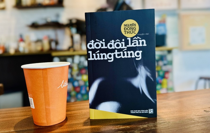 Truyện dài thứ chín trong sự nghiệp văn chương của nhà văn Nguyễn Đông Thức “Đời đôi lần lúng túng” (NXB Tổng Hợp TP.HCM ấn hành). Ảnh: Trung Nghĩa