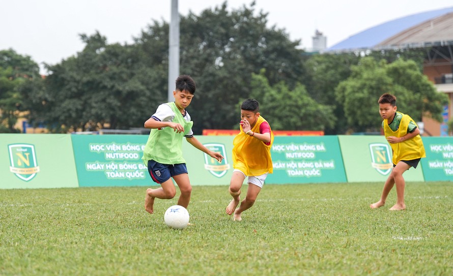 Các thí sinh nhí thử tài trên sân.