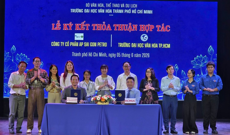 PGS.TS Lâm Nhân (phải) - Đại học Văn hóa TPHCM ký kết thỏa thuận hợp tác với các doanh nghiệp.