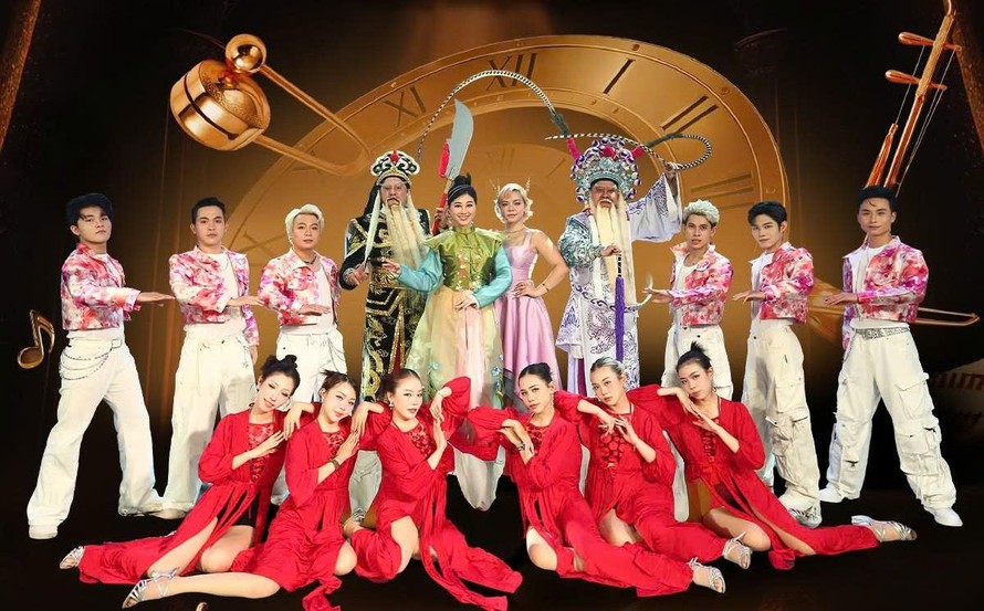 NSND Quế Trân và các khách mời biểu diễn trong tiết mục Chạm Ngũ cung của dự án "Nghệ thuật & Chạm"