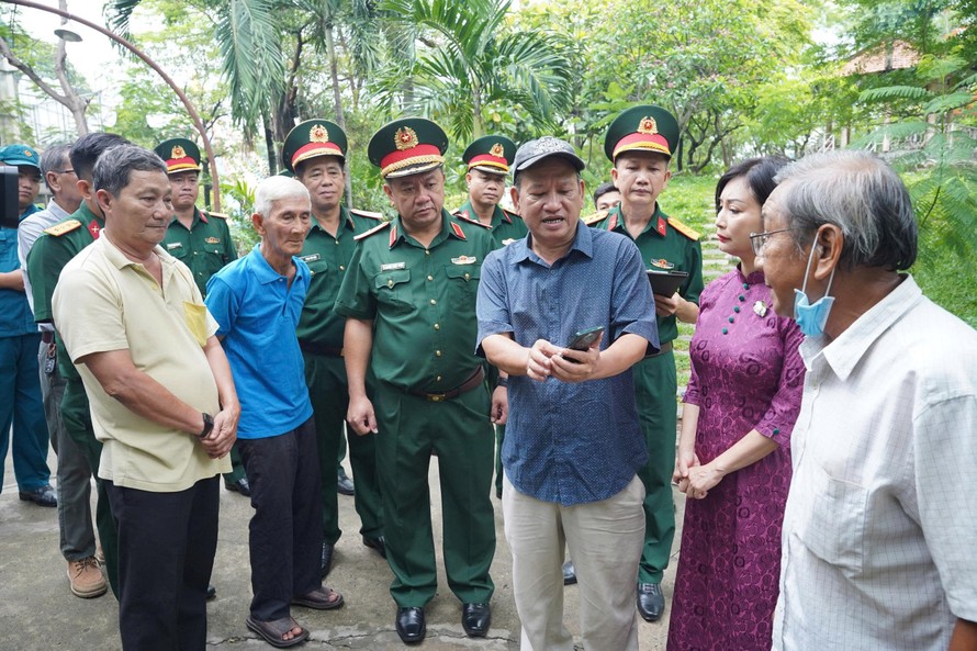 Lực lượng tìm kiếm mộ liệt sĩ đang làm việc tại Công viên Lê Thị Riêng