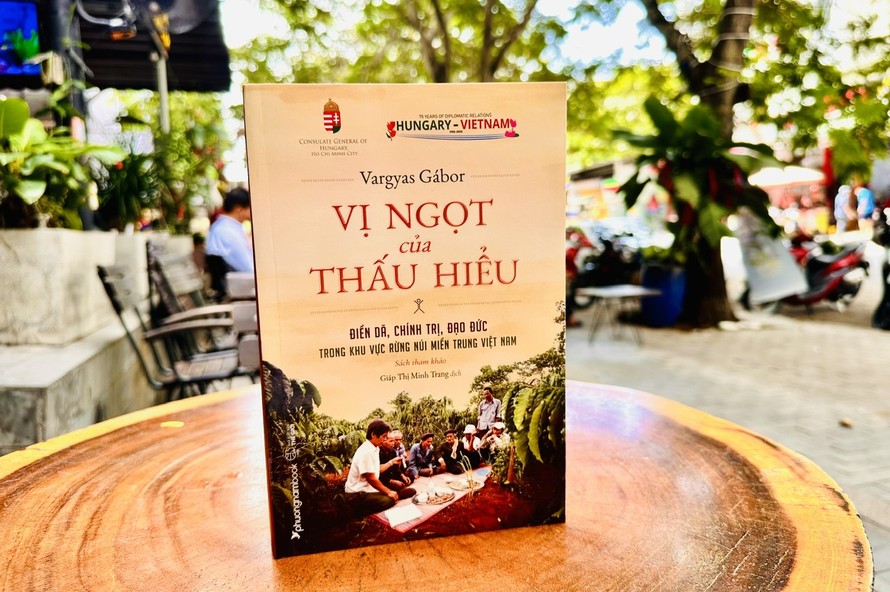 Cuốn sách Vị ngọt của sự thấu hiểu được xuất bản với sự hỗ trợ từ Tổng lãnh sự quán Hungary tại TPHCM. Ảnh: Trung Nghĩa