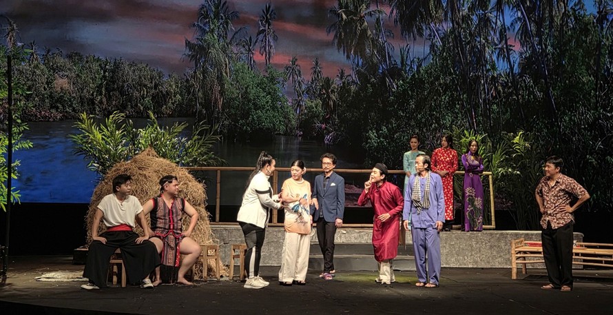 "Ra giêng cho cưới hôn" là vở diễn quy tụ gần như đủ các giọng nói vùng miền trên sân khấu.