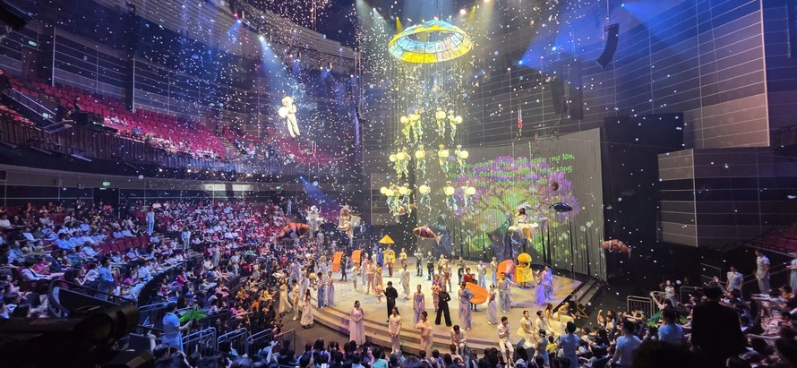 Gần 2.000 khách mời đến với đêm diễn đầu tiên “Mơ show”
