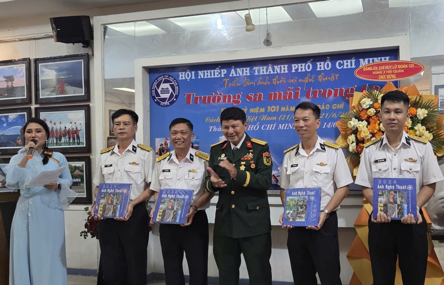 Chủ tịch Hội Nhiếp ảnh TPHCM Đoàn Hoài Trung tặng sách ảnh cho các cơ quan Hải quân