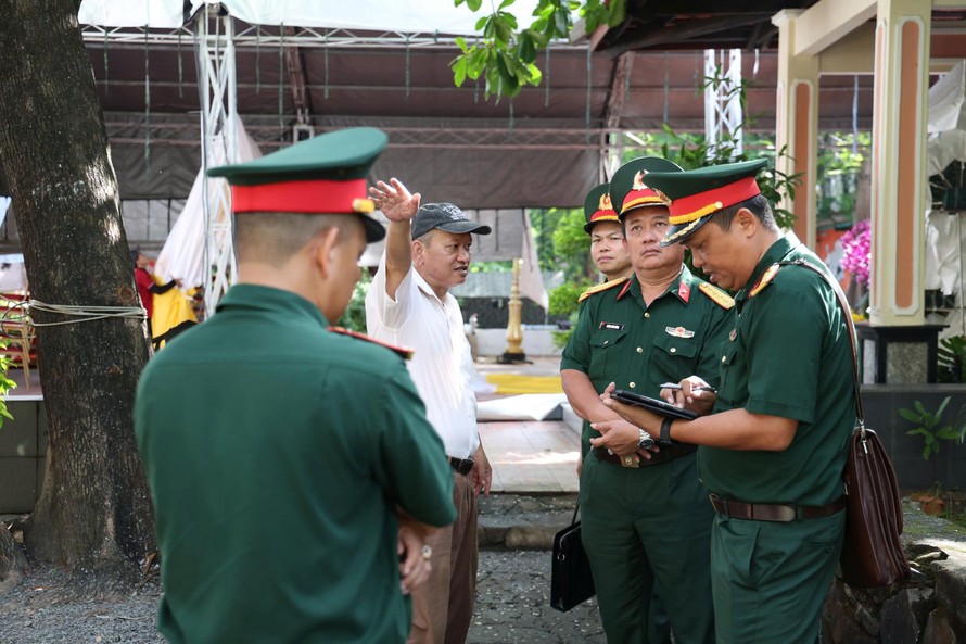 Kiến trúc sư Nguyễn Xuân Thắng (áo trắng) đang trao đổi với các sĩ quan thuộc Bộ Tu lệnh TPHCM