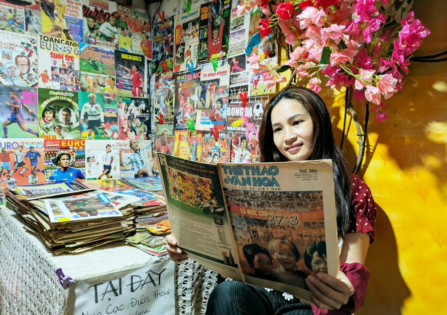 “Sạp báo World Cup” tại gia của ông Quốc Việt chứa nhiều tạp chí, đặc san, Tin Nhanh quý, hiếm. Ảnh: NVCC