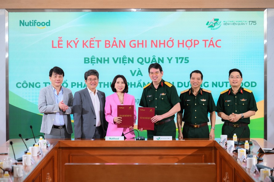 Lãnh đạo hai đơn vị ký kết bản ghi nhớ hợp tác phát triển các giải pháp dinh dưỡng dựa trên nghiên cứu khoa học và bằng chứng lâm sàng