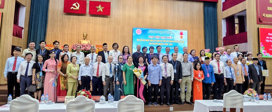 Hội Văn học nghệ thuật các dân tộc thiểu số TPHCM hiện có 244 hội viên, có: 190 hội viên người Hoa (78%), 20 hội viên người Khmer (8.2%), 17 hội viên người Chăm (7%) và 17 hội viên các dân tộc khác (Ba Na, Giấy, Chơ Ro…).