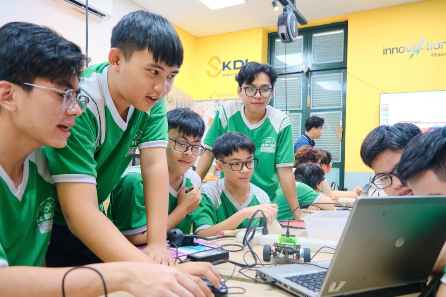 Học sinh làm quen với lập trình robotics trong giờ học STEM tại trường.