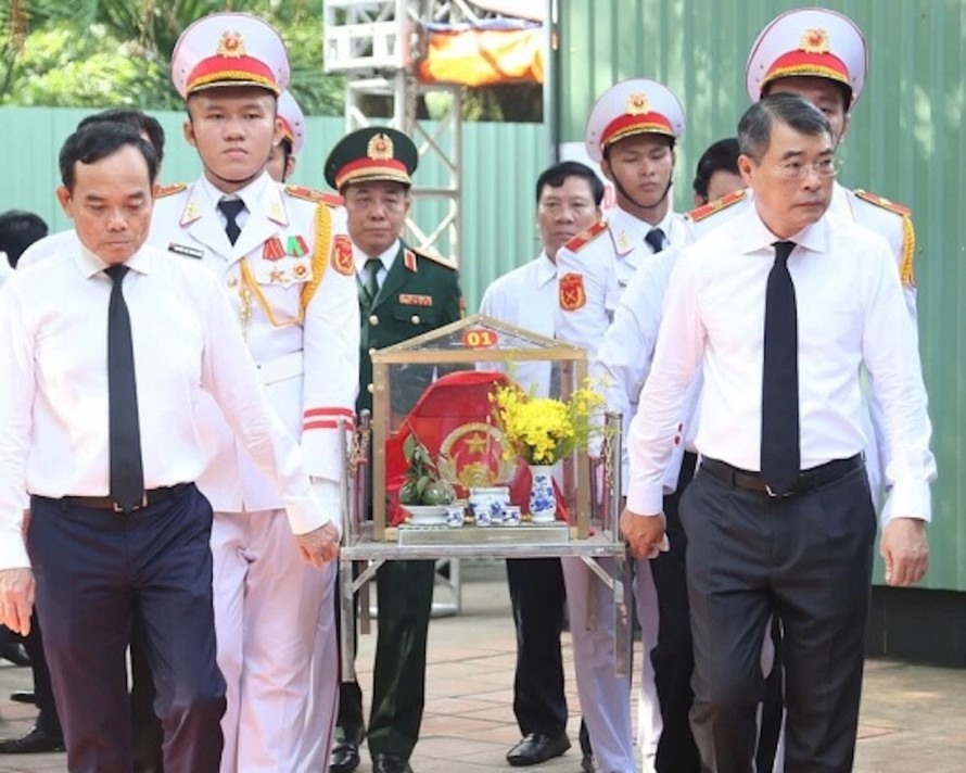 Thủ tướng Lê Minh Hưng, Bí thư Thành ủy TP.HCM Trần Lưu Quang di quan hài cốt liệt sĩ được tìm thấy tại công viên Lê Thị Riêng.