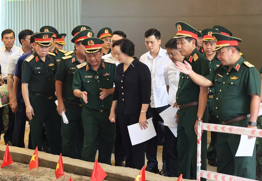 Phó Thủ tường Phạm Thị Thanh Trà đang kiểm tra công tác triển khai tại Công viên Lê Thị Riêng