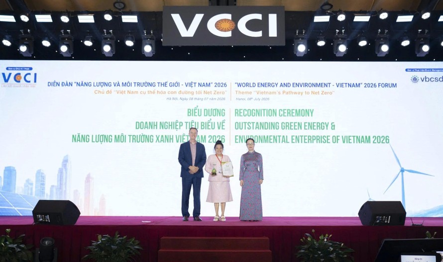 Bà Lâm Thúy Ái, Tổng Giám đốc Mebi Farm nhận chứng nhận và kỷ niệm chương Giải thưởng "Doanh nghiệp tiêu biểu về năng lượng môi trường xanh Việt Nam 2026".