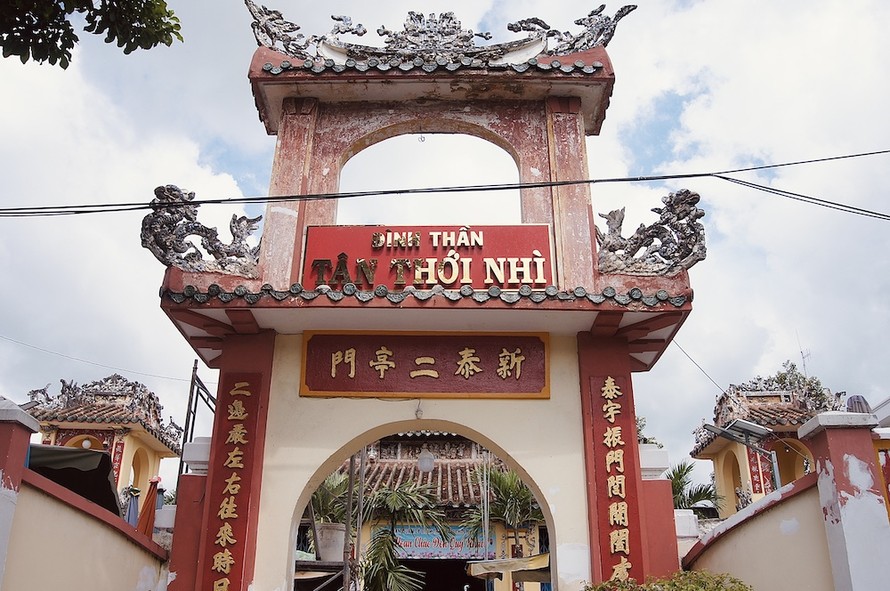 Cổng Đình Tân Thới Nhì với kiến trúc mang đậm nét đình làng Nam Bộ.