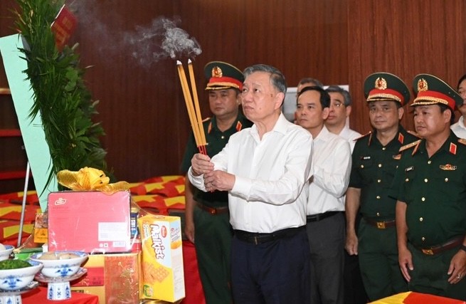 Tổng Bí thư, Chủ tịch nước Tô Lâm thành kính dâng hương trước vong linh các liệt sĩ