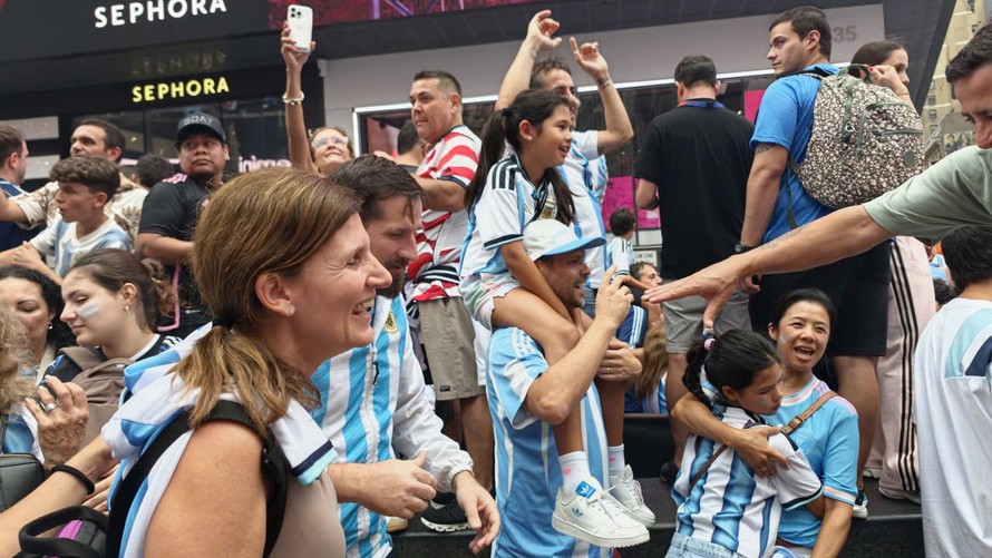 Một gia đình CĐV Argentina đến New York cổ vũ đội nhà. Ảnh: Trung Nghĩa