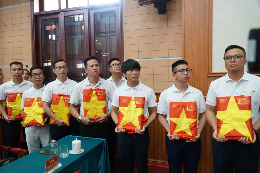 Nhóm Team Lee và những tấm ảnh phục dựng chuẩn bị trao cho gia đình thân nhân liệt sĩ
