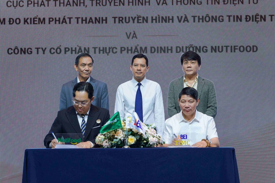 Đại diện hai bên tại buổi lễ ký kết hợp tác