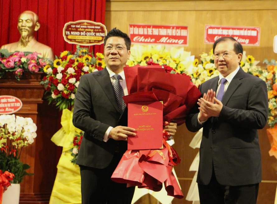 Thứ trưởng Bộ Văn hóa, Thể thao và Du lịch Tạ Quang Đông trao quyết định bổ nhiệm Giám đốc Nhạc viện TPHCM và tặng hoa cho TS.NSND Đỗ Quốc Hưng