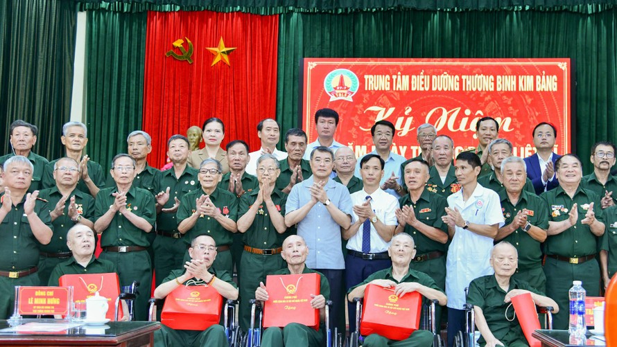 Đại diện Agribank, đồng chí Tô Huy Vũ - Bí thư Đảng uỷ, Chủ tịch HĐTV (hàng trên cùng, ngoài cùng bên phải) tham gia Đoàn công tác của Thủ tướng Lê Minh Hưng đến thăm và tặng quà thương, bệnh binh tại Ninh Bình